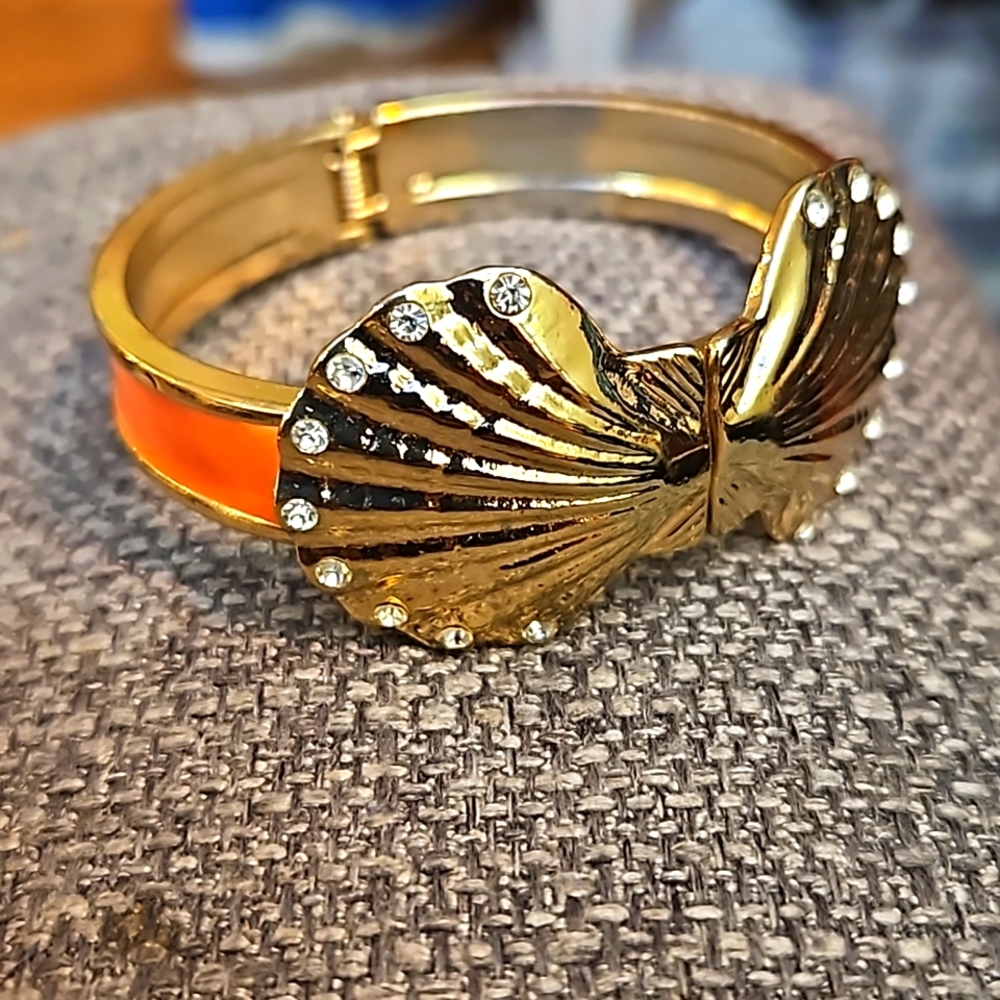 Shell Break Apart Coral Bracelet